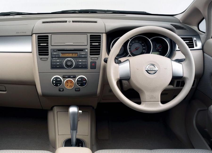  Nissan Tiida Hatchback 2008 года  (JP) (фото 3 из 4)